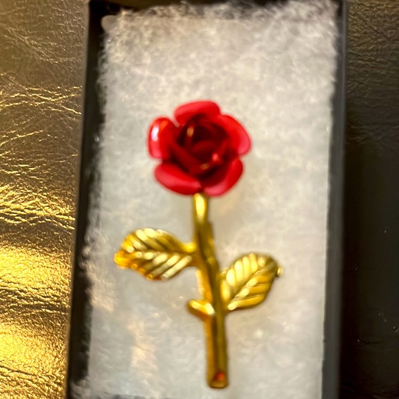Vintage Gold Flower with a Stunning Rose Pin. - Picture 2 of 6